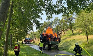 Beim Eintreffen der Feuerwehr stand der Strohwagen bereits im Vollbrand. - FFW Borgentreich