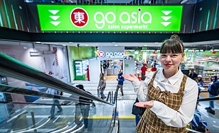 Go-Asia-Marketing-Chefin Mariah-Lee Müller präsentiert Bielefelds ersten Go-Asia-Supermarkt im Untergeschoss des Shoppingcenters Loom. - Sarah Jonek