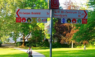 Gelber Pudding auf schwarzem Rund - das Symbol für die Tour "Um'n Pudding". - Kurt Ehmke