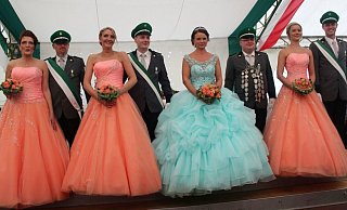 Unter der Regentschaft von Bernd und Ivonne Seelig (Mitte) feierte die St.-Antonius-Schützenbruderschaft Papenhöfen ihr Schützenfest. - Christina Leßmann