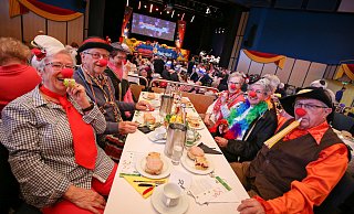 Der "Club der roten Nasen" amüsierte sich beim Seniorenkarneval. - Niklas Tüns