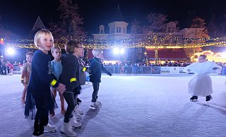 Die Eislauffläche ist ein Markenzeichen des Bad Oeynhausener Weihnachtsmarktes. - Thorsten Gödecker