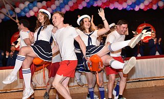 Die O-Town-Dance-Group tanzen den Baywatch-Tanz. - Thomas Kube
