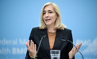 Gesundheitsministerin Warken will die Kassenbeiträge noch stabilisieren. - Britta Pedersen/dpa