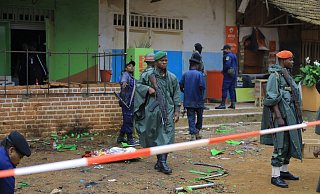 Polizisten inspizieren den Ort einer Bombenexplosion im kongolesischen Beni. - Foto: Al-Hadji Kudra Maliro/AP/dpa