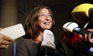 Spitzenkandidatin Elke Kahr (KPÖ) spricht mit Journalisten. Zwei Monate nach ihrem Sensationssieg mit knapp 29 Prozent bei der Kommunalwahl soll die 60-Jährige nun zur ersten kommunistischen Bürgermeisterin einer österreichischen Großstadt gewählt werden. - Foto: Erwin Scheriau/APA/dpa