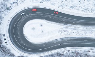 Gerät das Auto bei Glätte in einer Kurve ins Schlingern, hilft es manchmal mehrmals kurz und kräftig zu bremsen. - Sebastian Kahnert/dpa/dpa-tmn