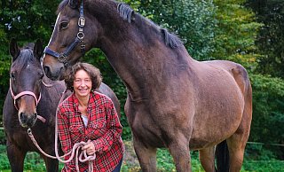 Jutta Benneker, die viele von der Bike-Arena (heute Schröder Bikes) in Hiddenhausen kennen, ist an Darmkrebs erkrankt. Inzwischen hat sie sechs Chemotherapien hinter sich. Trotz allem blickt sie positiv nach vorne. Dabei helfen ihr vor allem ihre beiden Pferde Calimca und Cabbi. - Kathrin Weege