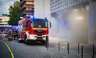 Brand im Untergeschoss des Loom-Einkaufszentrums - dichter Rauch quoll am Mittwochabend aus dem Untergrund. Heute geht die Kripo von Brandstiftung aus. - Mike-Dennis Müller / www.mdm.photo