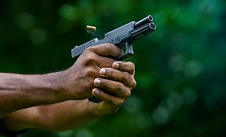 Dieses Foto zeigt eine halbautomatische Pistole der Ausführung Glock 19 (9-Kaliber). Eine Waffe dieses Modells ist beim Bruder des Angeklagten im Mordfall Nimani gefunden worden. Sie wurde von Experten als Tatwaffe identifiziert. - Thilina Kaluthotage/picture alliance/NurPhoto Dieses Foto zeigt eine halbautomatische Pistole der Ausführung Glock 19 (9-Kaliber). Eine Waffe dieses Modells ist beim Bruder des Angeklagten im Mordfall Nimani gefunden worden. Sie wurde von Experten als Tatwaffe identifiziert. - Thilina Kaluthotage/picture alliance/NurPhoto