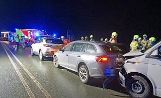 Durch die Wucht des Aufpralls sind die Autos auf der Bundesstraße bei Paderborn ineinander geschoben worden. - Ralph Meyer