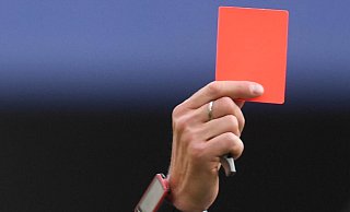 Im Fußballspiel zwischen dem TSV Amshausen II und dem KSC Bosna zeigte der Schiedsrichter fünf Platzverweise. - Symbolfoto/picture alliance Im Fußballspiel zwischen dem TSV Amshausen II und dem KSC Bosna zeigte der Schiedsrichter fünf Platzverweise. - Symbolfoto/picture alliance