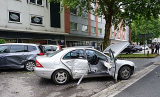 Der Mercedes ist gegen parkende Autos an der Berliner Straße geprallt. - Christina Römer