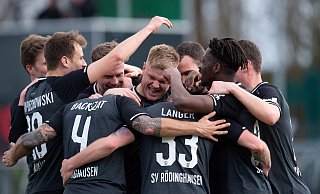 Gewohntes Bild: Die Spieler des SV Rödinghausen hatten in dieser Saison häufig Grund zum Jubel. Sie gewannen 20 von 26 Spielen und wurden jetzt nach dem offiziellen Saisonabbruch zum Meister erklärt. Foto: Noah Wedel - Noah Wedel