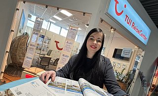 Wenig Zeit zum Durchatmen hat Joceli Ribas Ferreira derzeit in ihrem Reisebüro am Flughafen Paderborn/Lippstadt. Aktuell werden die meisten Sommerurlaube gebucht. - Jens Reddeker