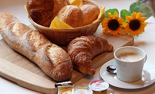 An einem Feiertag genießen viele Menschen ein längeres Frühstück mit frischen Brötchen. Auch manche Bäckereien in Löhne haben am Tag der Deutschen Einheit geöffnet. - Pixabay/maaci