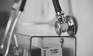 Obwohl er bereits Rentner ist, hilft ein Kinderarzt aus Minden in verschiedenen Praxen deutschlandweit aus. - Symbolbild: Pixabay