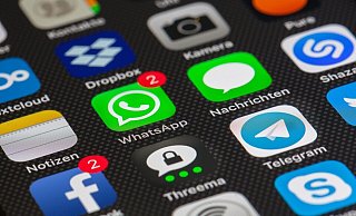 Ältere Familienmitglieder sollten durch Angehörige regelmäßig vor dem Betrug am Telefon oder in den Messenger-Diensten gewarnt werden, rät die Polizei Paderborn. - Pixabay (Themenbild)