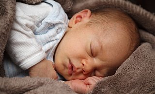 Wenn Babys und Kleinkinder nicht ein- oder durchschlafen, belastet das nicht nur das Kind selbst, sondern auch die Eltern. Eine Schlafcoachin bietet in den Kreisen Höxter, Paderborn und Lippe Hilfe an. - Pixabay/PublicDomainPictures