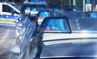 Die Polizei bittet um Hinweise zu dem gefährlichen Flaschenwurf auf ein Auto. - Symbolbild: Pixabay