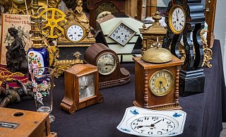Trödel wie etwa alte Uhren oder anderweitige Habseligkeiten werden auf den Floh- und Trödelmärkten im Kreis Höxter angeboten. - Pixabay/ Th G