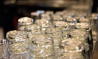Eine Reihe von Gläsern, ähnlich dem, das beim Schützenfest-Vorfall im Fokus steht. - (Symbolbild): Pixabay