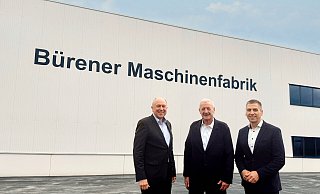 Landrat Christoph Rüther (l.) und Bürgermeister Burkhard Schwuchow (r.) gratulieren dem Inhaber und Geschäftsführer der Bürener Maschinenfabrik GmbH, Heinrich Steinbrecher. - Matthias Hack