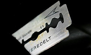 Ärzte benötigen 33 Stiche, um die Wunde der jungen Paderbornerin zu nähen. Ihr Ex-Lebensgefährte hat ihr die Verletzung mit einer Rasierklinge zugefügt. - Pixabay