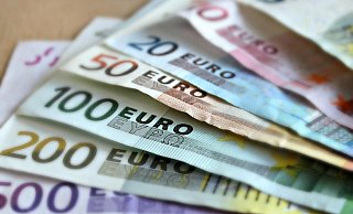 Eine Frau aus Bielefeld hat das Geld ihres Schwagers veruntreut. Dafür wurde sie nun verurteilt. - Symbolbild: Pixabay/ martaposemuckel