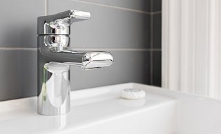 Die Seniorin in Paderborn sollte das fließende Wasser im Badezimmer beobachten während die vermeintlichen Handwerker "Arbeiten" durchführten. - Pixabay/mowbraycourthotel
