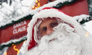 Ein Weihnachtsmann in festlicher Stimmung: Die Ursprünge der Figur reichen bis ins 4. Jahrhundert zurück. - Symbolbild/Pixabay