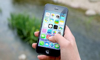 Mit Mobilfunkverträgen und dazugehörigen Geräten habe die Zeugin Gelder sammeln sollen, die der Angeklagte an einen Verein habe weiterleiten wollen. (Symbolbild) - Pixabay/Jeshoots-com