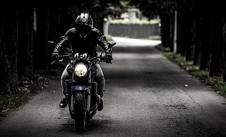 Biker in einer Unterführung: Symbolbild - Pixabay/SplitShire