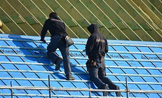 Zwei mutmaßlich falsche Handwerker sollen in Spenge unterwegs gewesen sein. Aber ob sie wirklich auf Dächer steigen - wie die beiden Herren im Foto - ist fraglich. - Pixabay