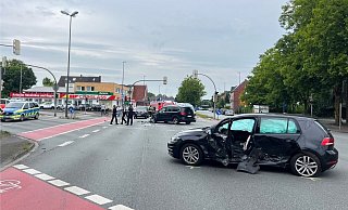 Bei beteiligten Fahrzeuge mussten abgeschleppt werden. Die Polizei schätzt den Schaden auf etwa 25.000 Euro. - Thorsten Heß