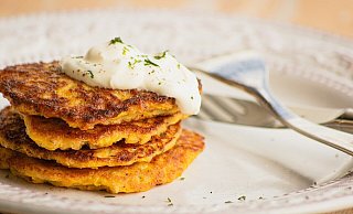 Im Kartoffelhaus darf dieser Klassiker nicht fehlen: Über Reibekuchen dürfen sich auch vegetarische Gäste freuen. - Symbolfoto: Pixabay/locrifa