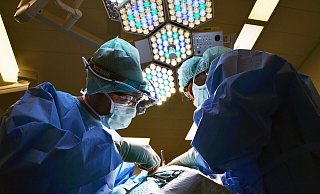 In einer Not-OP musste das Auge des 18-jährigen Petershägers gerettet werden. - Pixabay/Symbolfoto