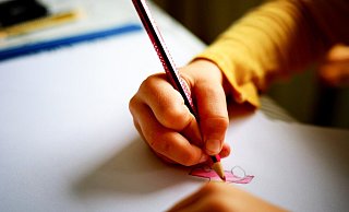 Im Bielefelder Süden soll ein Schulkind von einem Fremden angesprochen worden sein. Der Mann habe das Kind dazu bewegen wollen, mit ihm zu kommen, heißt es. - Thomas G./Pixabay