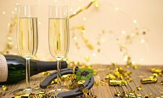 Wer bisher noch keine Pläne für den Silvesterabend hat, kann auch zu einer öffentlichen Veranstaltung im Kreis Minden-Lübbecke gehen und dort um Mitternacht mit Sekt anstoßen. (Symbolbild) - Pixabay/bru-nO