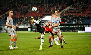 Hannovers Lukas Hinterseer (M.) und Paderborns Uwe Hünemeier (r.) kämpfen um den Ball.  - picture alliance/dpa