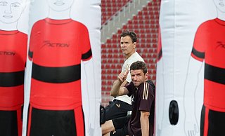 Thomas Müller pausiert beim Abschlusstraining und zeigt sich optimistisch. Hinter ihm DFB-Direktor Oliver Bierhoff. - Christian Charisius/dpa