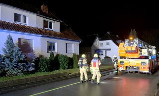 Die Feuerwehr im Einsatz wegen einer verrauchten Wohnung einer Doppelhaushälfte in der Stadtheide. - Ralph Meyer