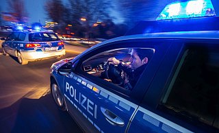Der Streifenwagen eilte mit Blaulicht und Sirene hinter dem BMW hinterher. - Symbolfoto: Jochen Tack