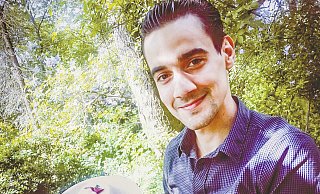 Süßes Dankeschön: Mahmoud Makhzoum ist gelernter Konditor und hat eigens für das Gehrdener Pfarrfest eine Torte gebacken. - SuS Gehrden