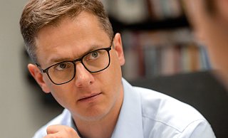 Bezieht Stellung: Carsten Linnemann würde einen Wettbewerb im Bahnverkehr bevorzugen, um das Angebot günstiger zu machen. - Thorsten Schneider