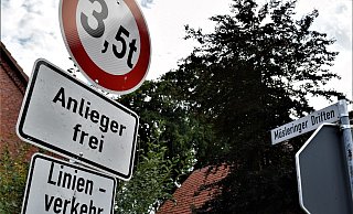 Im niedersächsischen Müsleringen wird auf die aktuelle Verkehrssituation im drei Kilometer entfernten Schlüsselburg hingewiesen. - Fotos: Ulrich Westermann