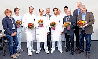 Team für die Notunterkunft: Elke Schmidt (Pflegedirektorin), Steffen Grautoff (Oberarzt Kardiologie), Alexander van Zelewski (Oberarzt), Osama Qattous (Arzt), Rudolf Küster (Vorstand), Issam Istaitih (Oberarzt), Stephanie Werth (Oberärztin), Wilfried Schnieder (Oberarzt), Manfred Pietras (Verwaltungsdirektor), Martin Eversmeyer (Vorstand) und Holger Finkemeier (Oberarzt). - NW