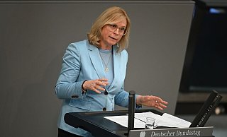 Unionsvize Andrea Lindholz spricht im Plenum des Parlaments. - Julian Weber/dpa