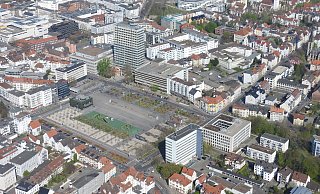 Aus der Luft ist es besonders gut zu sehen: Der Kesselbrink im Herzen der Stadt zeichnet sich nicht durch eine üppige Bepflanzung aus. Viel Asphalt und Beton. - Detlef Wittig
