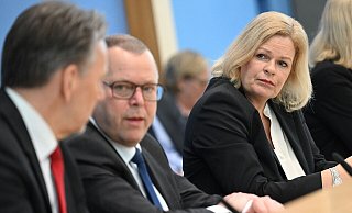 Bundesinnenministerin Nancy Faeser (SPD) und die Länder-Ressortchefs schalten sich heute in einer Videokonferenz zusammen, um nach Angriff in Dresden über besseren Schutz zu beraten. - Britta Pedersen/dpa